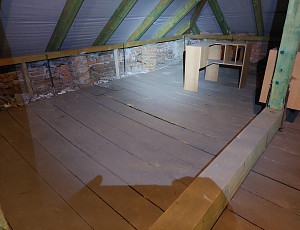 Zateplení stropu rodinného domu pomocí foukané izolace